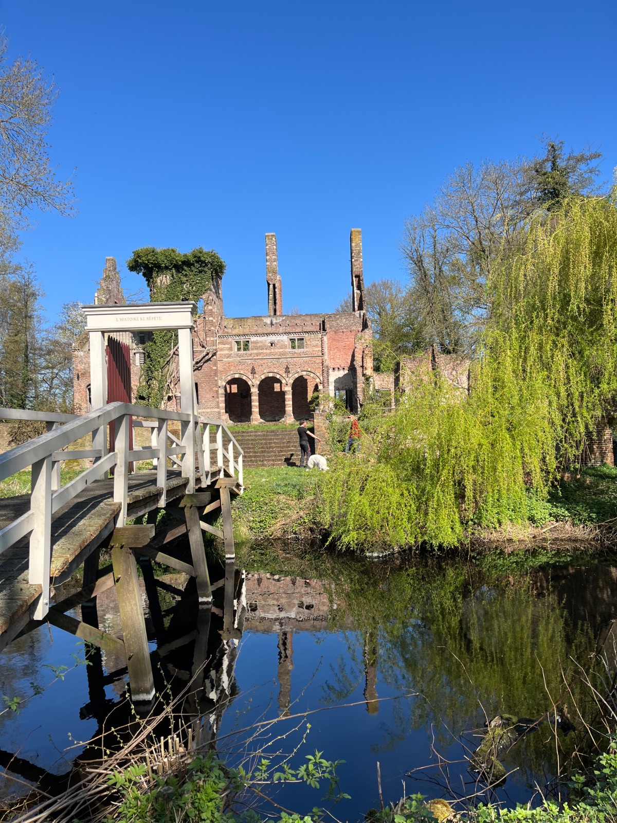 Kasteel Asten weerspiegeld in de gracht